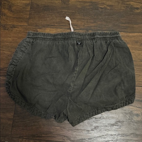 Billabong Shorts - Picture 2 of 3